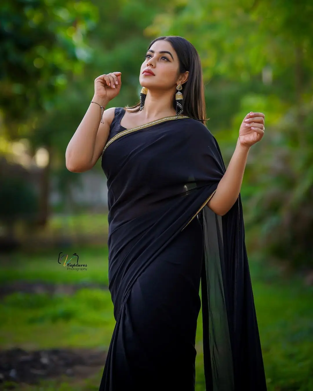 Shamna Kasim Mesmerizing Looks In Beautiful Black Saree Sleeveless Blouse